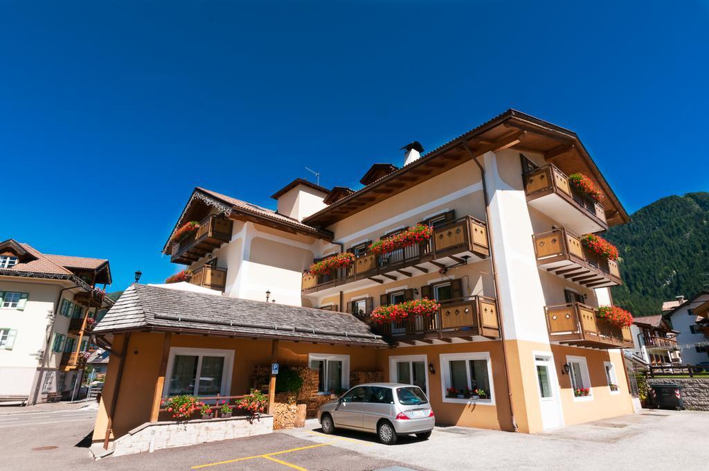 Hotel El Geiger Pozza di Fassa Exterior photo